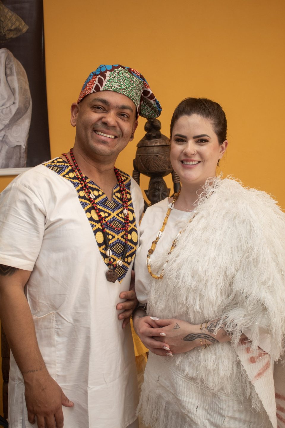 Pai Rodrigo e M&atilde;e Taciana, os zeladores da Casa de Mulambo, em roupa de ritual.